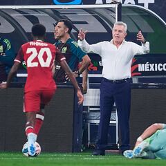 Aguirre se hace de palabras con el árbitro de México vs Canadá