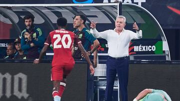 Javier Aguirre durante el partido de México vs Canadá.