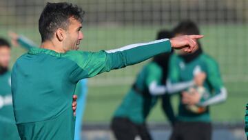 Barral pide pista