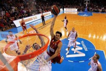 Kerem Gonlum, a punto de ejecutar un mate en el aro del Estrella Roja.