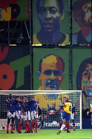 Con la absoluta de su país debutó en 1992 y a día de hoy sigue siendo su segundo jugador con más partidos, 125 por los 142 de Cafú. Con la Canarinha estuvo en tres ediciones del Mundial, subcampeón en 1998, campeón en 2002 y cuartofinalista en 2006; en cuatro de la Copa América, cuartofinalista en 1993, subcampeón por penaltis en 1995 y campeón en 1997 y 1999; y en una de la Confederaciones, campeón en 1997. Ese año, en un amistoso con Francia protagonizó el tanto bautizado como La bomba inteligente, el icónico golazo de falta de disparo endiablado, a más de 100 kilómetros por hora.