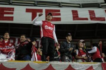 Los hinchas de Independiente Santa Fe durante el partido ante Colo Colo en la Copa Libertadores.