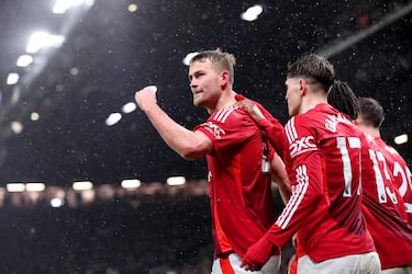 El actual jugador del Manchester United fue pretendido por muchos equipos en el mercado de verano de 2019. La temporada 2018/2019 fue espectacular para el Ajax en el que militaba el propio de Ligt, y en el que fue uno de los más destacados junto a Frenkie De Jong o Van De Beek, entre otros. La goleada en el Santiago Bernabéu por 1-4 y las posteriores semifinales alcanzadas por este equipo en aquella Champions pusieron a estos jugadores en el foco de muchos clubes europeos. La Juventus de Turín, necesitada de centrales, se impuso al Barça y al resto de competidores y desembolsó 85,5 millones por el neerlandés. El acuerdo se hizo oficial el 18 de julio. No obstante, el desempeño del joven defensa no fue el deseado y el equipo turinés lo vendió al Bayern en 2022.