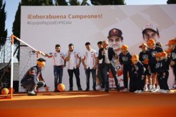 Los pilotos del equipo Repsol Honda de MotoGP, Marc Márquez y Dani Pedrosa, y los de trial, Toni Bou, Takahisa Fujinami y Jaime Busto, hicieron hoy las delicias de los alumnos del colegio sevillano St. Marys School.