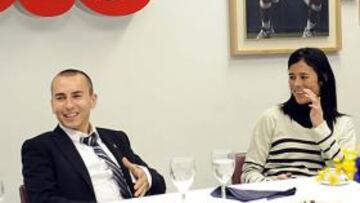 <b>UN ENCUENTRO DE ASES. </b>Jorge Lorenzo y Edurne Pasaban, los mejores deportistas españoles de 2010, compartieron experiencias de sus respectivos deportes en la redacción.