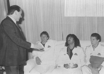 Silvio Berlusconi junto Ruud Gullit y Marco van Basten, por aquel entonces estrellas del conjunto milanista.