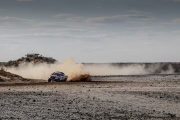El asturiano se divierte en Sudáfrica con el coche ganador del rally junto a De Villiers y empieza a valorar de manera seria competir en la carrera del desierto.