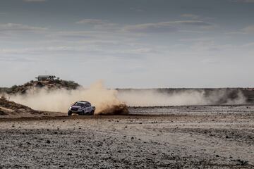 El asturiano se divierte en Sud¨¢frica con el coche ganador del rally junto a De Villiers y empieza a valorar de manera seria competir en la carrera del desierto.
