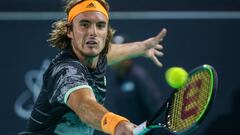 Stefanos Tsitsipas devuelve una bola ante Rafael Nadal durante el Mubadala World Tennis Championship Final en la Zayed Sports City de Abu Dhabi.