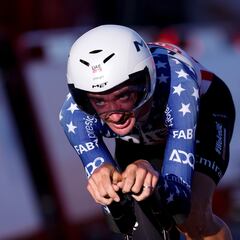 Roglic golpea primero en su liga, McNulty viste de rojo en la suya