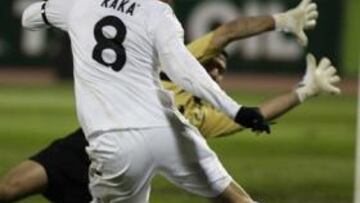 <b>GOLEADOR. </b>Kaká se reencontró con el gol. Remató de cabeza una asistencia de Cristiano. En la imagen intenta centrar ante Shehi.