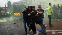 Man United team bus showered with rocks by West Ham fans