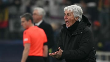 Atalanta's Italian coach Gian Piero Gasperini reacts during the UEFA Champions League football match between Atalanta and Real Madrid at the Gewiss Stadium in Bergamo, on December 10, 2024. (Photo by Alberto PIZZOLI / AFP)