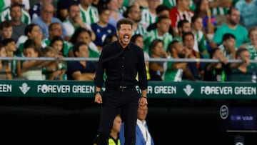 Diego Pablo Simeone da instrucciones contra el Betis.