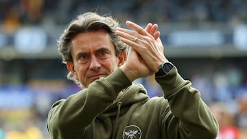 FILE PHOTO: Soccer Football - Premier League - Wolverhampton Wanderers v Brentford - Molineux Stadium, Wolverhampton, Britain - May 25, 2025 Brentford manager Thomas Frank applauds fans after the match REUTERS/Isabel Infantes EDITORIAL USE ONLY. NO USE WITH UNAUTHORIZED AUDIO, VIDEO, DATA, FIXTURE LISTS, CLUB/LEAGUE LOGOS OR 'LIVE' SERVICES. ONLINE IN-MATCH USE LIMITED TO 120 IMAGES, NO VIDEO EMULATION. NO USE IN BETTING, GAMES OR SINGLE CLUB/LEAGUE/PLAYER PUBLICATIONS. PLEASE CONTACT YOUR ACCOUNT REPRESENTATIVE FOR FURTHER DETAILS../File Photo