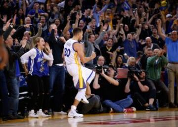 Stephen Curry después de su triple desde el centro del campo.