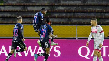 Ecuador's Independiente del Valle Jaime Ayovi (C) celebrates after scoring against Argentina's Lanus during their Copa Sudamericana football tournament round of sixteen first leg match at the Rodrigo Paz Delgado stadium in Quito on June 30, 2022. (Photo by Rodrigo BUENDIA / AFP)