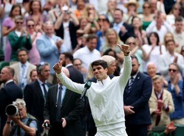 Alcaraz, still loved at Wimbledon.