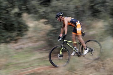 El segundo Du Cross de Aldea del Fresno fue una cita que pudieron disfrutar en la ma?ana del domingo m¨¢s de 160 participantes y que estuvo enmarcada en el fin de semana solidario que la localidad organiz¨® para recaudar fondos para la lucha contra el c¨¢nce