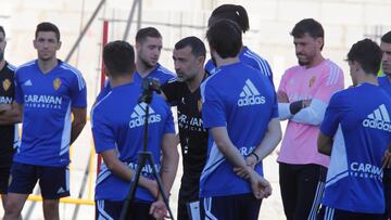 Carcedo da instrucciones a sus jugadores durante un entrenamiento.