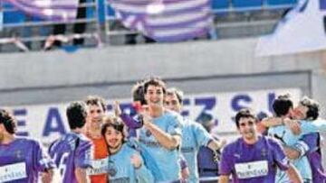 <b>LO CELEBRARON EN GRUPO. </b>Todo el Valladolid, jugadores y afición, festejan el triunfo final.