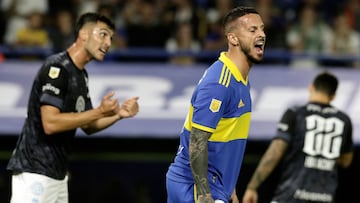 Boca Juniors' forward Dario Benedetto (R) reacts after missing a chance of goal against Belgrano during the Argentine Professional Football League Tournament 2023 match at La Bombonera stadium in Buenos Aires, on May 14, 2023. (Photo by ALEJANDRO PAGNI / AFP)