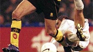 <b>DESLUMBRÓ EN EL BERNABÉU.</B> Savo marcó dos de los 5 goles que encajó el Madrid en 1999.