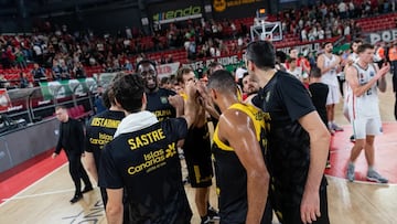 Los jugadores de La Laguna Tenerife celebran la victoria ante Turquía ante el Karsiyaka.