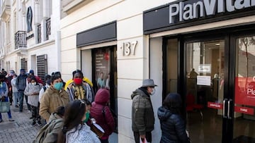 People wear face masks while queueing to enter a branch of the pension funds office to request information about the withdrawal of ten percent of their deposits in Santiago, on July 24, 2020. - Chile's Congress on Thursday approved a law allowing citizens to withdraw up to ten percent of their pension funds to help mitigate the effects of the coronavirus, delivering a political blow to President Sebastian Pinera, who opposed the measure. (Photo by MARTIN BERNETTI / AFP)