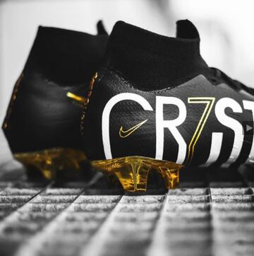 El delantero portugués de la Juventus de Turín estrenó el pasado viernes en el derbi de Turín sus nuevas botas, las Nike Mercurial Superfly personalizadas. Son de color negro con una suela dorada. Aunque, sin duda, el aspecto más llamativo es la palabra “