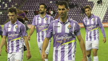 Los jugadores del Valladolid se lamentan por el resultado ante el Almer&iacute;a. 