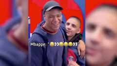 Un fan del equipo londinense habló con Kylian e intentó hablarle del Arsenal y un posible fichaje.