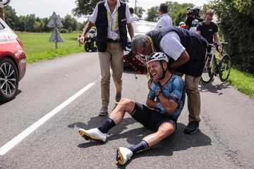 El ciclista nacido en la Isla de Man ha abandonado el Tour de Francia tras romperse la clavícula en una durísima caída durante la octava etapa. A 63 km de meta, y cuando iba a 44,9 km/h, el británico se fue al suelo y tuvo que abandonar.