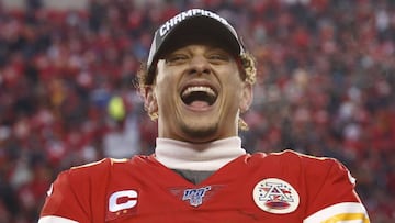 El quarterback de 24 años firmó una extensión de 10 años y con un valor superior a los 500 millones de dólares, el acuerdo más lucrativo en Estados Unidos.