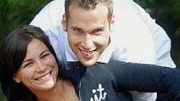 <b>ANTES DE TIEMPO.</b> El guardameta, junto a su novia en la imagen, iba a llegar al club inglés para la próxima temporada, pero los acontecimientos se han adelantado.