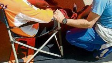 <b>ENTRE CAMPEONES. </b>Carlos Sainz intenta dar ánimos a Marc Coma tras sufrir el accidente.