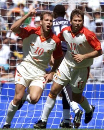 Verano 2000: Juegos Olímpicos de Sidney. Gana la plata con la Selección española.