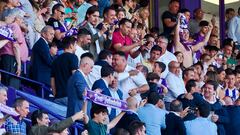 VALLADOLID, 26/05/2024.-El presidente del Valladolid Ronaldo Nazario (c) celebra el ascenso del club a Primera División tras vencer al Villarreal CF B por 3-2 en el partido de la jornada 41 de la Liga Hypermotion disputado hoy domingo en el estadio de Zorrilla. EFE/R. García
