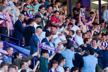 El presidente del Valladolid Ronaldo Nazário (c) celebra el ascenso a Primera División.