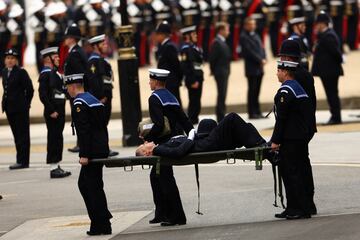 Un policía indispuesto tiene que ser sacado de la Abadía de Westminster en camilla. 