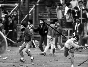 Algunos seguidores de los dos equipos situados en otras zonas del estadio, al ver lo que estaba pasando, saltaron al campo con palos y ¨¢nimo de continuar con la pelea.