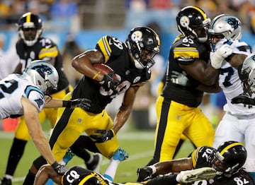 Terrell Watson (39) de los Pittsburgh Steelers, corre ante las Panteras de Carolina.