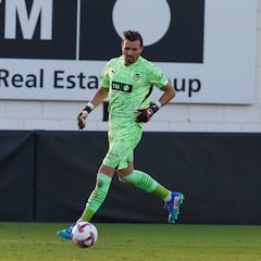 Dimitrievski se luce ante la mirada de Mamardashvili