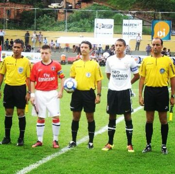 Comenzó su carrera en las fuerzas inferiores del Corinthians, en su natal Brasil.