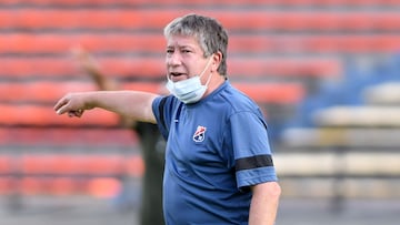 Hern&aacute;n Dar&iacute;o G&oacute;mez, t&eacute;cnico de Independiente Medell&iacute;n, en un partido de la Liga BetPlay