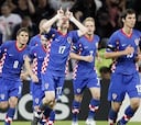 Klasnic firma el triplete de Croacia