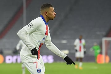 2-3. Kylian Mbappé celebró el tercer gol.