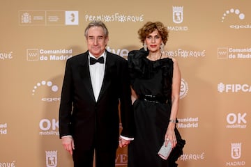 El actor Juanjo Puigcorb¨¦ y su pareja, la actriz Lola Marceli posan en la alfombra roja de la 30 edici¨®n de los Premios Jos¨¦ Mar¨ªa Forqu¨¦, en el Palacio Municipal de IFEMA.