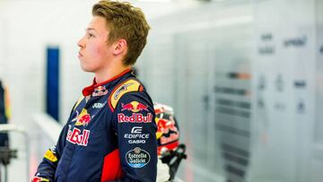 Kvyat, relajado en su box durante los entrenamientos libres.