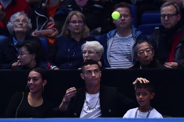 Cristiano made the most of the international break to watch the Djokovic v Isner match at the ATP Finals in London with Georgina Rodríguez and his eldest son.